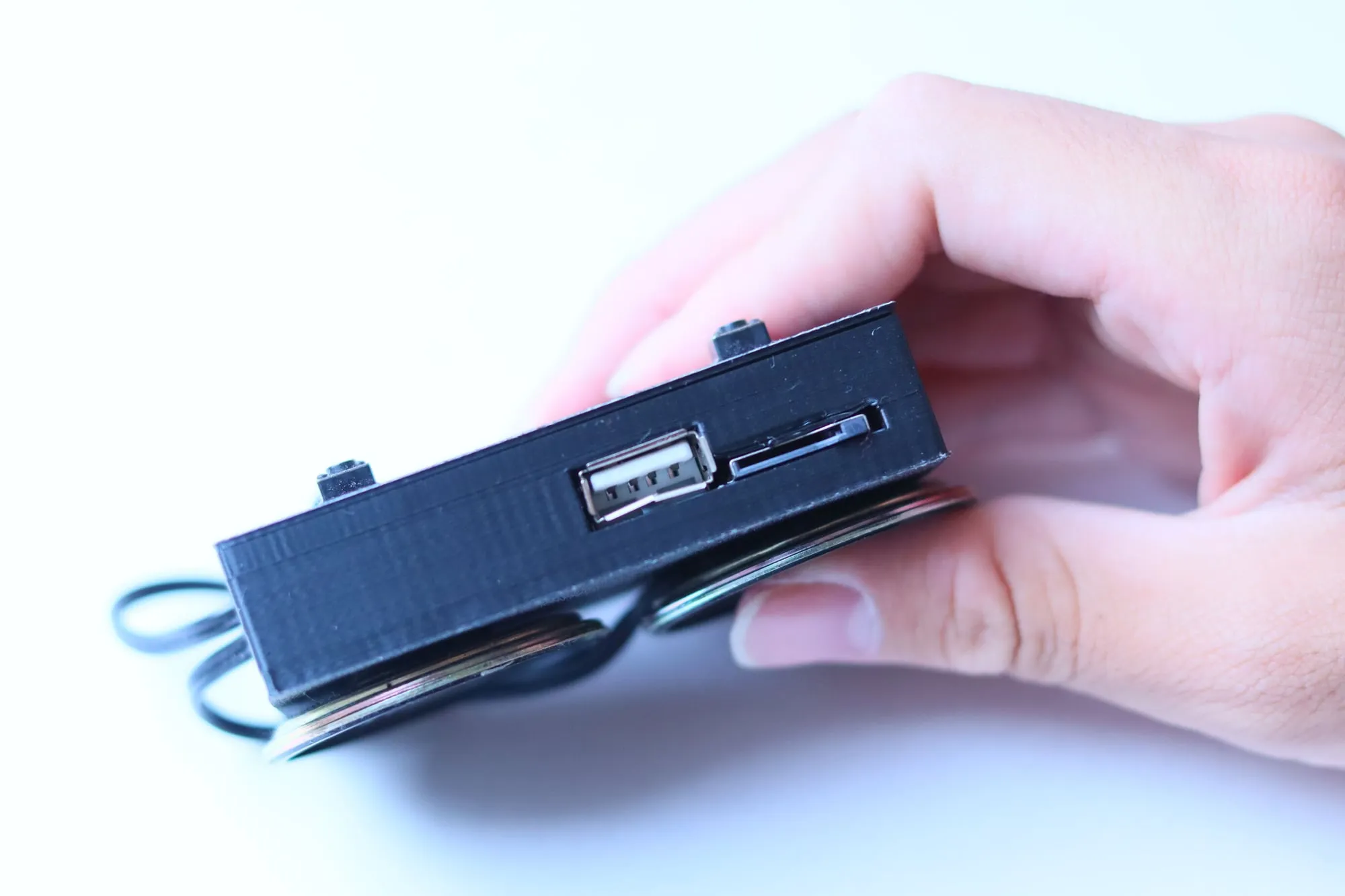 側面のUSB端子とSDカードの差し込み口